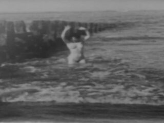 Prietena și femeie gol exterior - acțiune în lent motion (1943)