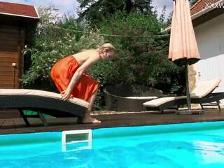 Plaukimas baseinas outstanding erotics su mimi cica apsirengęs į viršų