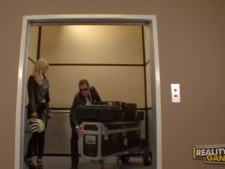 Amatérske úžasné blondýna pobehlica robí fajčenie a dostane fucked na the výťah