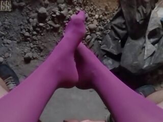 Pov συνδετήρας του nightmiss πόδια σε μωβ καλτσόν χορήγηση τσαπατσούλης μαλακία σεξ βίντεο ταινίες