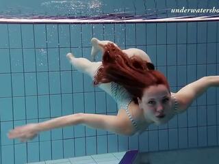 Difícil para cima checa femme fatale salaka swims nua em o checa piscina