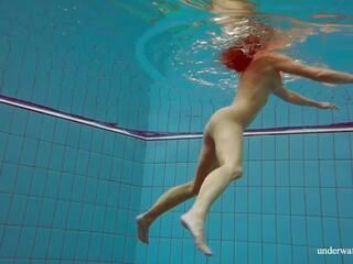 Deniska swell brünett teenie suur tissid ujumine