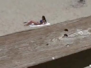 Entinen tyttöystävä seksikäs vauva päällä sand sai peeked mukaan somebody