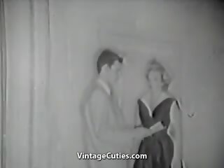 Survey आदमी picks ऊपर एक चिक (1950s विंटेज)