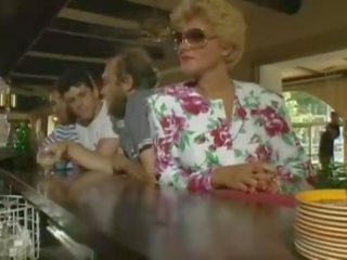 Sexy signora ha un cazzo in un bar
