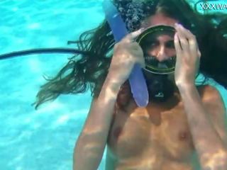 Onderwater zelf vies film met purple dildo door nora shmandora