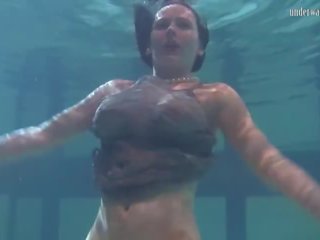Marvellous perfecta cuerpo y grande tetas adolescente katka bajo el agua