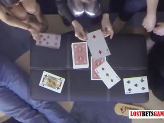 2 youngsters 和 3 女孩 打 一些 條 遊戲