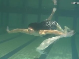 स्विम्मिंग न्यूड में स्विम्मिंग पूल अकेला देवी irina