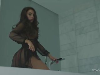 Film Compilation of excellent Babes Dancing and Teasing