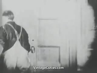 Painter forfører og fucks en enslig unge hunn (1920s årgang)