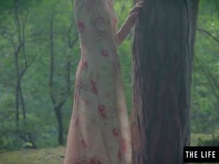 枯瘦 女士 亂搞 她自己 硬 在 該 森林 性別 視頻 電影