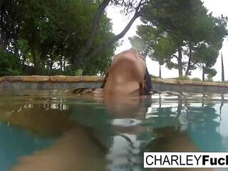 Charley vids od ji čudovito prsi