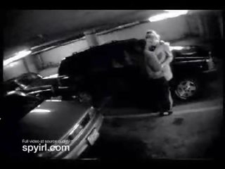 Drošība kamera uz parking daļa catches pāris kam sekss
