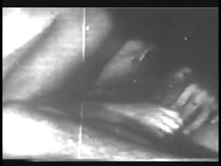 Grainy কালো এবং সাদা footage এর নারী সঙ্গে সুন্দর চোট চুলের মেয়ে চোদা এবং চোষা