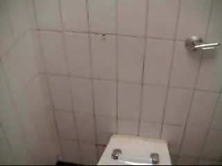 Pubblico toilette pisciata