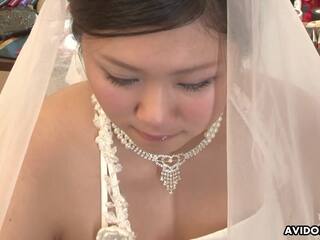 Fascinating jong vrouw in een huwelijk jurk
