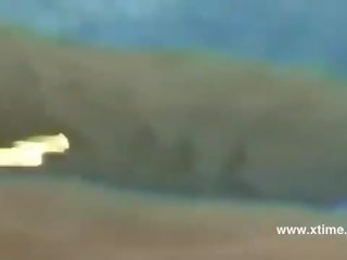 Trágár fiatal szőke rándulások ki neki punci -ban a medence