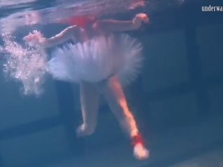 Bulava lozhkova con un rojo empate y falda bajo el agua