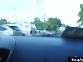 Auto pooling poesje bonsde sara jay krijgt muff gevuld door groot slecht manhood driver